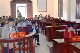 Cầm dao chém hàng xóm vì nghi ngờ bị ném đá vào nhà