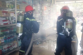 Dùng thang giải cứu 5 người trong căn nhà bị cháy