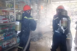 Dùng thang giải cứu 5 người trong căn nhà bị cháy