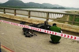 Xe máy- ô tô va chạm trên cầu, 4 người trong một gia đình thương vong