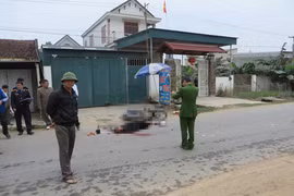 Va chạm với xe tải, hai vợ chồng thương vong 