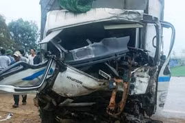 Hai xe tải đấu đầu nhau, tài xế mắc kẹt trong ca bin