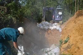 Tiêu hủy ổ gia cầm bị nhiễm cúm A- H5N6.