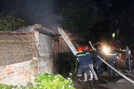 Nấu lại bánh chưng rồi ngủ quên, cụ ông suýt đốt nhà