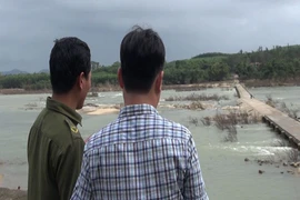 Mô tô rơi xuống cầu, 1 người mất tích