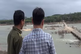 Mô tô rơi xuống cầu, 1 người mất tích