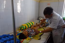 Cháu bé mầm non bị rơi xuống hầm cầu, chấn thương sọ não