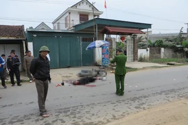 Va chạm với xe tải, hai vợ chồng thương vong 