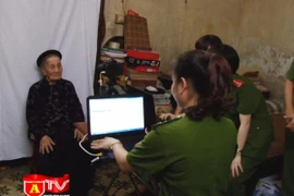 Cấp CMND tại nhà cho mẹ Việt Nam anh hùng, thương bệnh binh