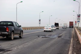 Lại chi tiền tỷ vá mặt cầu Thăng Long