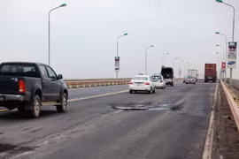 Lại chi tiền tỷ vá mặt cầu Thăng Long