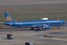 Tàu bay Vietnam Airlines bị rách đuôi