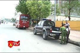 Xử lý xe đón trả khách sai quy định trên đường Phạm Hùng