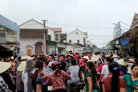 Dân làng vây bắt người phụ nữ nghi thôi miên để "mượn tiền"