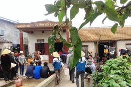 Giận chồng, vợ lẳng lặng vào phòng ngủ treo cổ tự tử