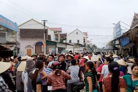 Dân làng vây bắt người phụ nữ nghi thôi miên để "mượn tiền"