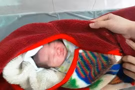 Bé gái sơ sinh còn nguyên dây rốn bị bỏ rơi trước cửa nhà dân