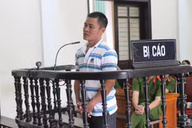 Mâu thuẫn với khách, chủ quán karaoke chém chết người