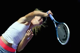 WTA Finals: Sharapova tiếp tục gây thất vọng, Serena trở lại mạnh mẽ 