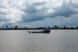 Khen thưởng 4 người dũng cảm cứu hàng chục nạn nhân vụ chìm tàu