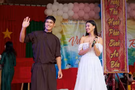 Cặp Nam vương - Á hậu quốc tế hoá "chị Hằng, chú Cuội" trao quà cho trẻ em khó khăn