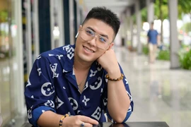 Akira Phan kể chuyện học lớp 12 tự thu âm đĩa karaoke để bán cho bạn học 