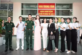 Hoa hậu Mai Phương đàn hát tri ân những "bóng hồng" tại viện nhân dịp 20-10