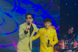 Hồ Văn Cường bối rối khi được khán giả lên sân khấu tặng vàng