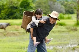 Thái Hòa tiết lộ bị ảnh hưởng cột sống vì đóng vai gù