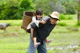 Thái Hòa tiết lộ bị ảnh hưởng cột sống vì đóng vai gù