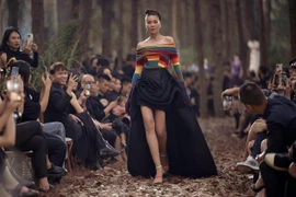 Thành Hằng khoe đôi chân dài 1,12m khi làm "vơ đét" cho nhà thiết kế Hà Duy