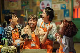 "Nghề siêu dễ" giữ kỷ lục dẫn đầu doanh thu phim Việt ngoài phòng vé