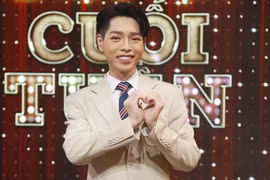 Ca sĩ Đức Phúc trổ tài vẽ tranh, thi hát karaoke