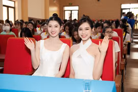 2 nhan sắc xứ Thanh về quê nhà trao học bổng khuyến học cho sinh viên