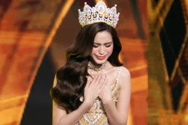 Trước phút chuyển giao vương miện Hoa hậu, Đỗ Thị Hà "khóc giàn giụa" trong cánh gà