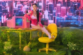 Phùng Khánh Linh sửa soạn tung 10 sáng tác mới nhất thu tại "thủ phủ âm nhạc" Mỹ