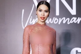 Ồn ào mặc áo dài phản cảm, Hà Anh nhận xấu hổ, nhà thiết kế xin lỗi