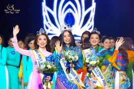 "Miss Peace Vietnam" bỏ tên gọi tranh chấp trước thềm chung kết, chọn thông dịch viên đăng quang