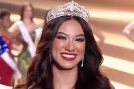 Á hậu Kim Duyên về nước, phản hồi tin đồn vô căn cứ