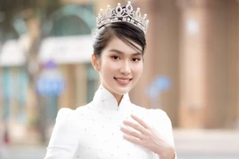 Á hậu Phương Anh sang Pháp tham dự Tuần lễ thời trang Paris