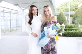 Nhan sắc cực phẩm của đương kim "Miss World 2021" Karolina Bielawski khi đến Việt Nam