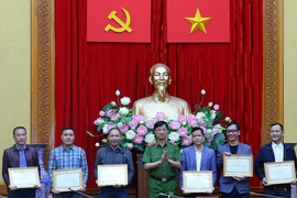 Êkip sản xuất phim "Phố trong làng" nhận Bằng khen của Bộ Công an