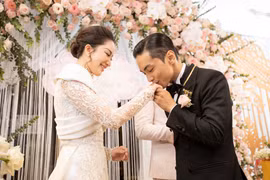Khánh Thi bật khóc trong lễ ăn hỏi khi nghe bà ngoại Phan Hiển nói 1 câu