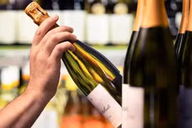 Mỹ: Doanh số bán rượu vang giảm khi ngày càng nhiều người từ bỏ uống rượu