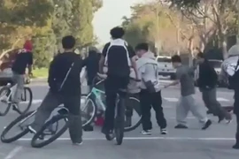 Los Angeles: Đám đông thanh thiếu niên tấn công người đàn ông giữa ban ngày 