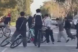 Los Angeles: Đám đông thanh thiếu niên tấn công người đàn ông giữa ban ngày 