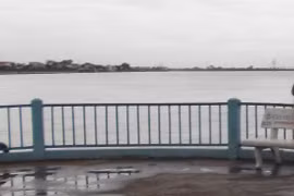 Một người đàn ông bỏ lại xe máy, nhảy sông Tiền tự vẫn