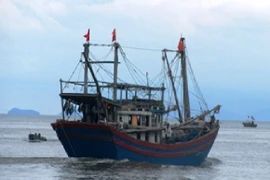 Tàu cá bị đánh lật chìm trên biển, 1 ngư dân mất tích