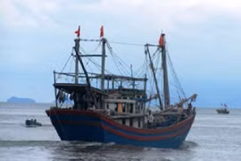 Tàu cá bị đánh lật chìm trên biển, 1 ngư dân mất tích