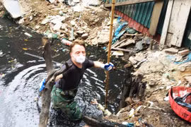 Ông Tây dọn cống truyền thông điệp xanh